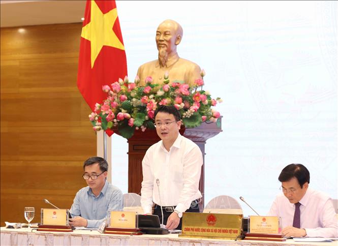 Thứ trưởng Bộ Tài chính Trần Quốc Phương trả lời phỏng vấn báo chí. Ảnh: Phương Hoa – TTXVN