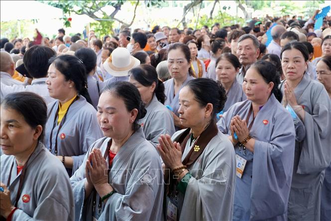 Các phật tử và khách hành hương đã thành tâm chiêm bái và tụng kinh cầu nguyện cho hòa bình, hạnh phúc cho gia đình, đất nước. Ảnh: Hữu Duyên - TTXVN.