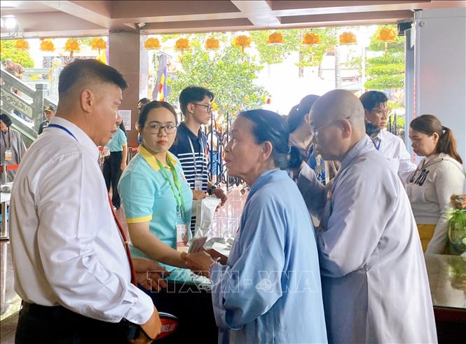 Người dân được kiểm tra an ninh trước khi vào chiêm bái xá lợi. Ảnh: Hồng Giang - TTXVN.