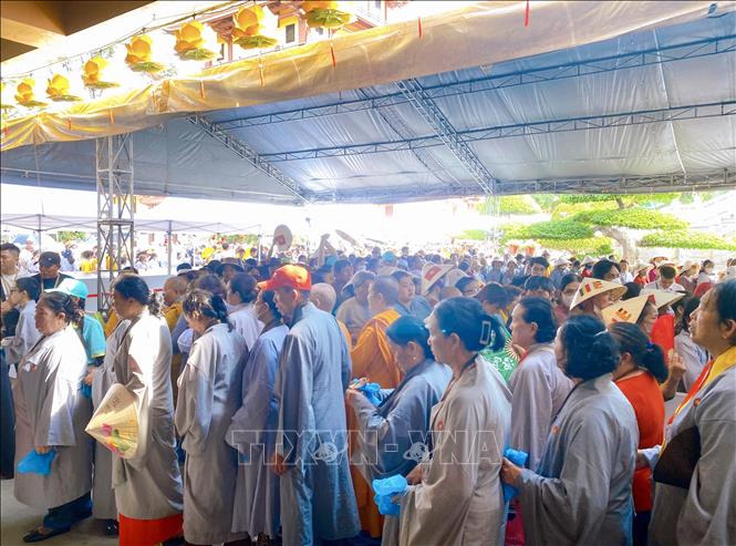 Hàng dài người dân, phật tử vào chiêm bái xá lợi. Ảnh: Hồng Giang - TTXVN.