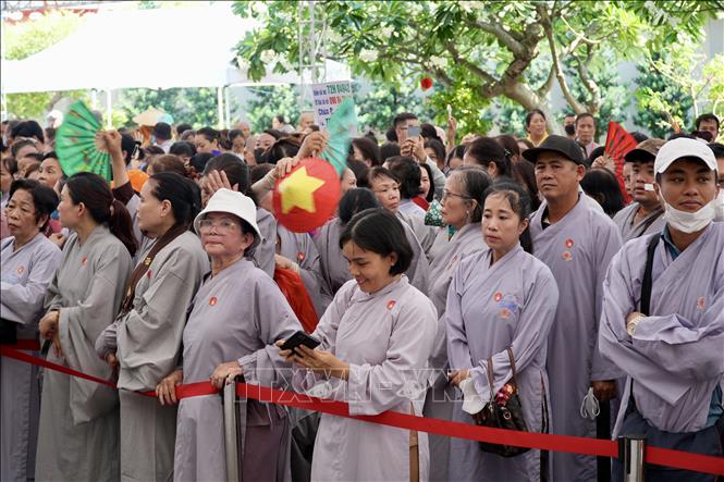 Người dân xếp hàng chờ vào chiêm bái xá lợi Bồ tát Thích Quảng Đức. Ảnh: Hữu Duyên - TTXVN.