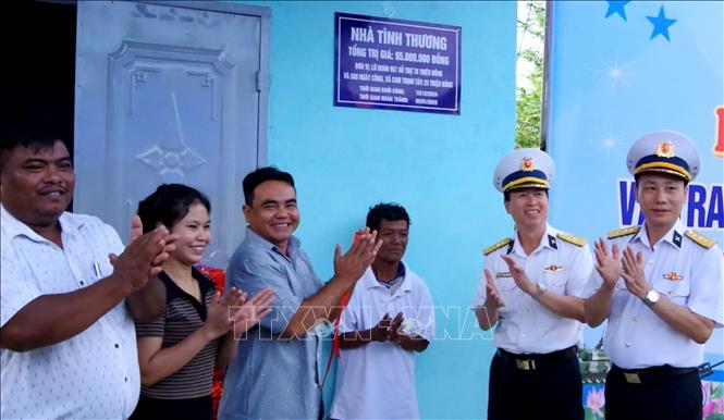 Hải quân Vùng 4 bàn giao nhà cho hộ dân ở thành phố Cam Ranh (Khánh Hòa). Ảnh: TTXVN phát