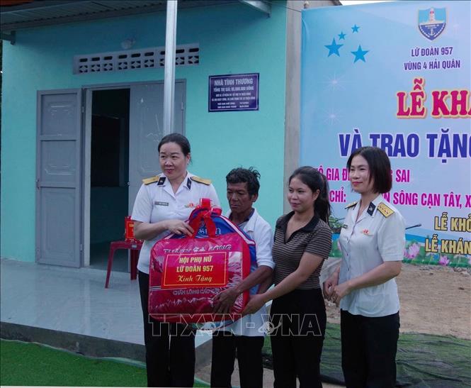 Lữ đoàn 957, Vùng 4 Hải quân bàn giao nhà cho hộ dân khó khăn trên địa bàn thành phố Cam Ranh, tỉnh Khánh Hòa. Ảnh: TTXVN phát