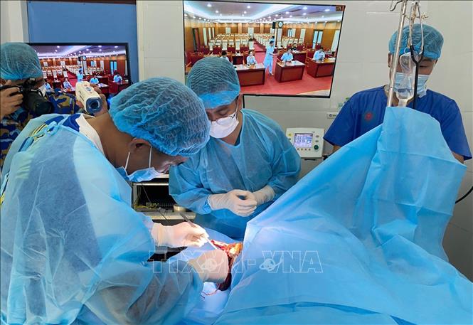 Lực lượng quân y làm việc trên quần đảo Trường Sa, tỉnh Khánh Hòa cấp cứu, điều trị cho ngư dân. Ảnh: TTXVN phát