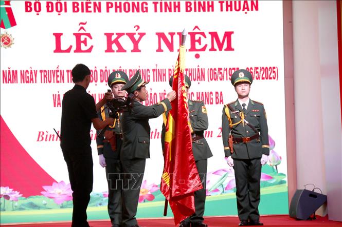 Bộ đội biên phòng tỉnh Bình Thuận đón nhận Huân chương Bảo vệ Tổ quốc hạng Ba. Ảnh: Nguyễn Thanh - TTXVN