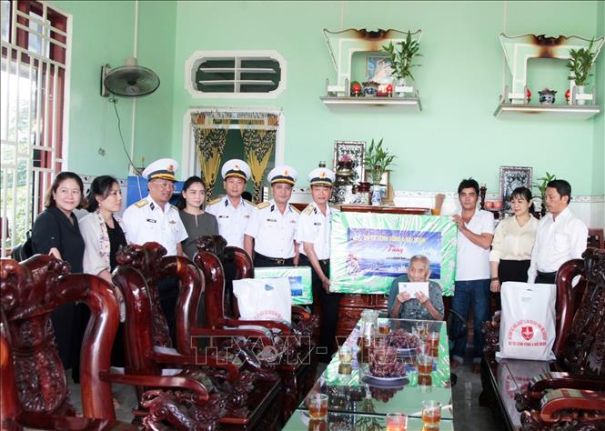 Đại diện Lãnh đạo Vùng 4 Hải quân thăm, tặng quà các gia đình cách mạng. Ảnh: TTXVN phát