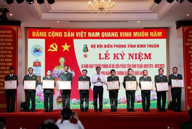 Tặng bằng khen UBND tỉnh cho các tập thể và cá nhân Bộ đội biên phòng tỉnh Bình Thuận. Ảnh: Nguyễn Thanh - TTXVN