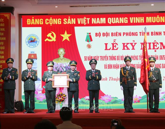 Bộ đội biên phòng tỉnh Bình Thuận đón nhận Huân chương Bảo vệ Tổ quốc hạng Ba. Ảnh: Nguyễn Thanh - TTXVN