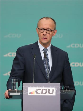 Ông Friedrich Merz, lãnh đạo Liên minh bảo thủ Dân chủ/Xã hội Cơ đốc giáo (CDU/CSU) của Đức, trong cuộc họp báo tại Berlin, ngày 24/2/2025. Ảnh: THX/TTXVN 