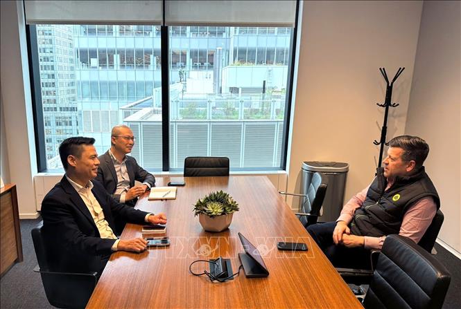 Đại sứ Đặng Hoàng Giang và Phó Chủ tịch Nasdaq Bob McCooey tại buổi làm việc. Ảnh: TTXVN phát