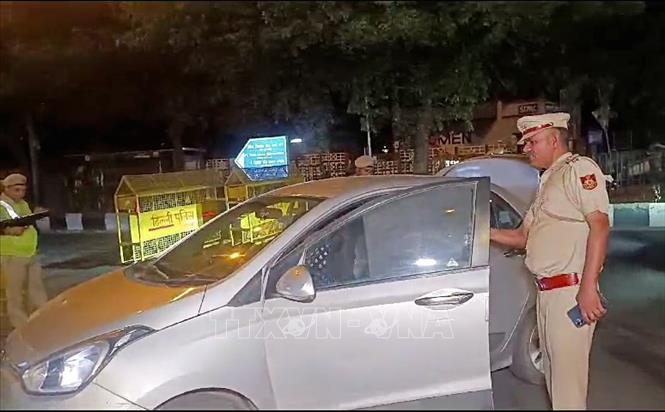 Cảnh sát kiểm tra an ninh tại New Delhi, Ấn Độ. Ảnh: ANI/TTXVN