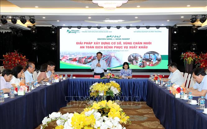 Phó Giám đốc Trung tâm Khuyến nông Quốc gia Lê Minh Lịnh phát biểu tại diễn đàn. Ảnh: Văn Đạt - TTXVN