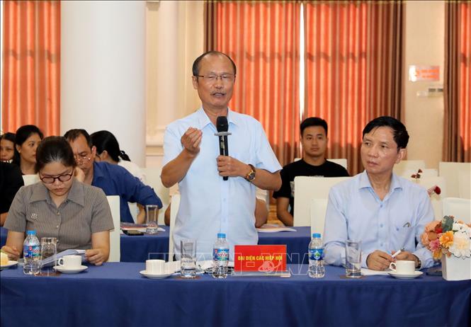 Đại diện các hiệp hội tham luận về vấn đề sử dụng vaccine phòng bệnh cho vật nuôi đúng cách tại diễn đàn. Ảnh: Văn Đạt - TTXVN