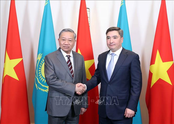 Tổng Bí thư Tô Lâm hội kiến Thủ tướng Kazakhstan Olzhas Bektenov. Ảnh: Thống Nhất – TTXVN