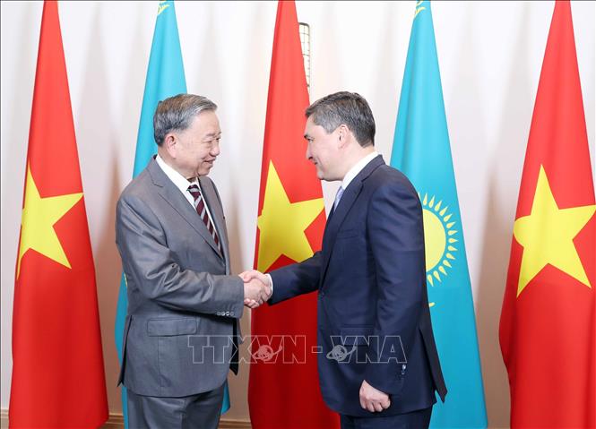 Tổng Bí thư Tô Lâm hội kiến Thủ tướng Kazakhstan Olzhas Bektenov. Ảnh: Thống Nhất – TTXVN