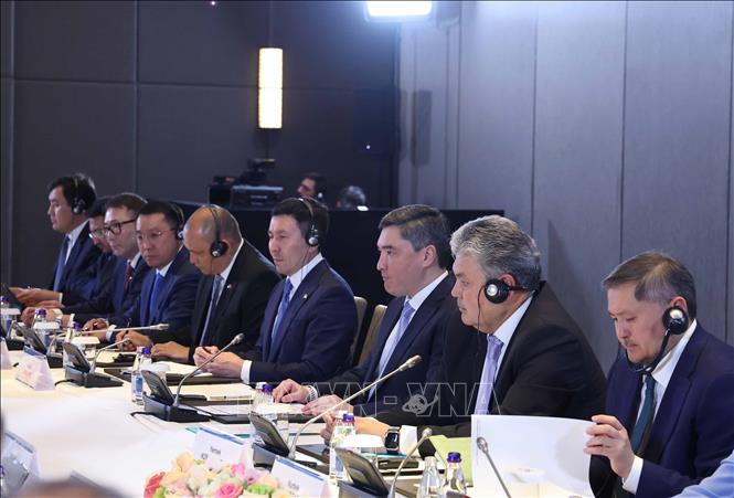 Thủ tướng Olzhas Bektenov và các thành viên đoàn Kazakhstan tại cuộc hội kiến Tổng Bí thư Tô Lâm. Ảnh: Thống Nhất – TTXVN
