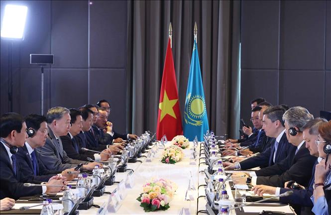 Quang cảnh buổi làm việc giữa Tổng Bí thư Tô Lâm và Thủ tướng Kazakhstan Olzhas Bektenov. Ảnh: Thống Nhất – TTXVN