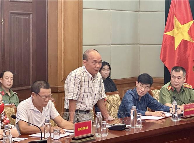 Đại diện các hộ dân huyện Vĩnh Bảo phát biểu. Ảnh: Minh Huệ-TTXVN