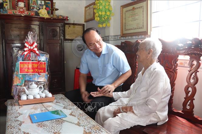 Ông Nguyễn Hồ Hải, Bí thư Tỉnh ủy Cà Mau thăm Mẹ Việt Nam Anh hùng Vưu Thị Mười (SN 1929) tại thị trấn Đầm Dơi, huyện Đầm Dơi. Ảnh: Kim Há - TTXVN