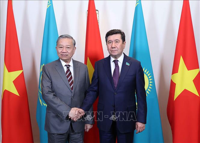 Tổng Bí thư Tô Lâm hội kiến Chủ tịch Hạ viện Kazakhstan, Chủ tịch Đảng Amanat cầm quyền Erlan Koshanov. Ảnh: Thống Nhất – TTXVN