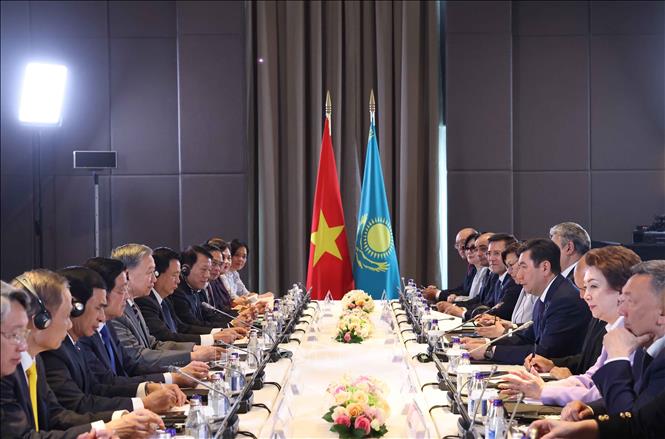 Tổng Bí thư Tô Lâm hội kiến Chủ tịch Hạ viện Kazakhstan, Chủ tịch Đảng Amanat cầm quyền Erlan Koshanov. Ảnh: Thống Nhất – TTXVN