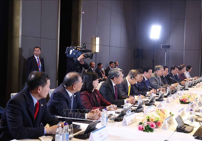 Tổng Bí thư Tô Lâm và thành viên đoàn Việt Nam tại cuộc hội kiến Chủ tịch Hạ viện Kazakhstan, Chủ tịch Đảng Amanat cầm quyền Erlan Koshanov. Ảnh: Thống Nhất – TTXVN