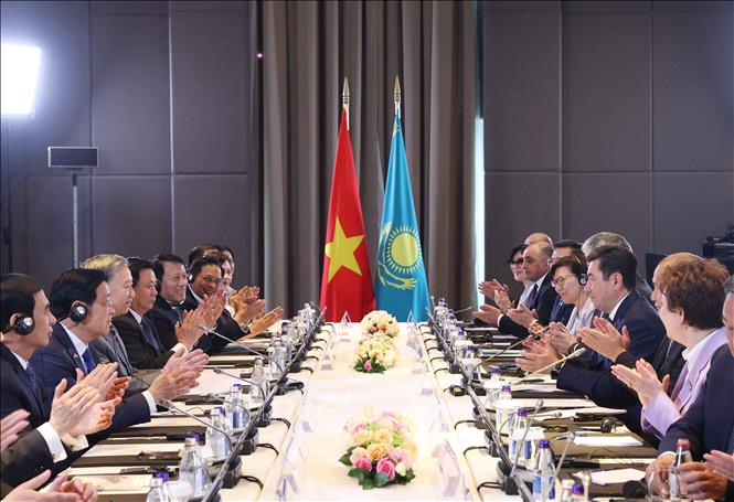 Tổng Bí thư Tô Lâm hội kiến Chủ tịch Hạ viện Kazakhstan, Chủ tịch Đảng Amanat cầm quyền Erlan Koshanov. Ảnh: Thống Nhất – TTXVN
