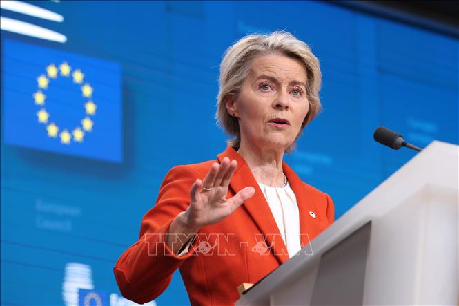 Chủ tịch Ủy ban châu Âu Ursula von der Leyen phát biểu tại cuộc họp báo ở Brussels, Bỉ. Ảnh: THX/TTXVN