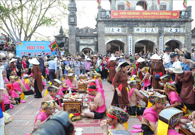 Nghi lễ khao quân ngoài sân đền. Ảnh: Khánh Hoà - TTXVN