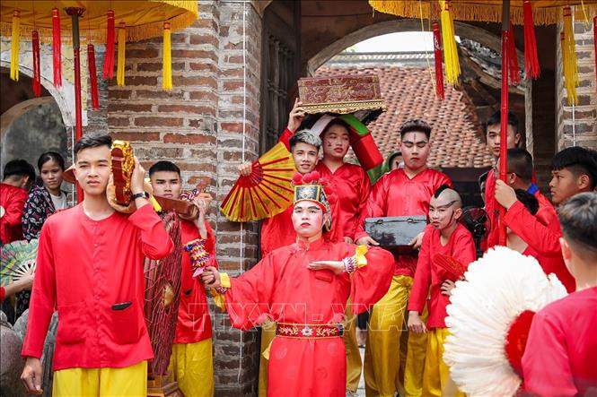 Ông Hiệu chiêng thực hiện các nghi lễ. Ảnh: Khánh Hoà - TTXVN