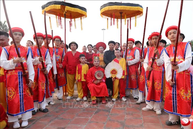 Đoàn rước của ông Hiệu Trung Quân. Ảnh: Thành Phương - TTXVN 