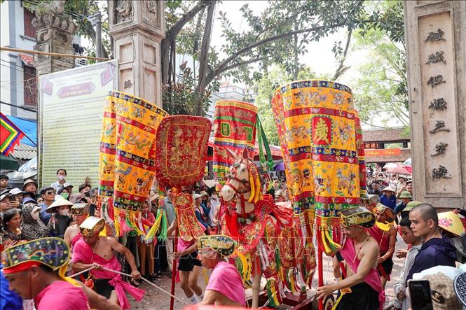Rước ngựa của Thánh Gióng ra khỏi đền. Ảnh: Khánh Hoà - TTXVN