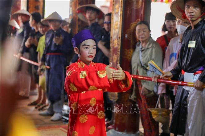 Một ông Hiệu nhỏ tuổi thực hiện các nghi lễ trong đền Phù Đổng. Ảnh: Khánh Hoà - TTXVN