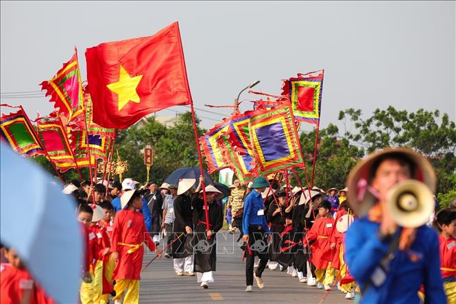 Quân ra trận gồm có các Ông Hiệu (ông Hiệu Cờ; Hiệu Trống; Hiệu Chiêng; Hiệu Trống Cơm, Ông Hổ) và các nhóm quân đỏ, quân đen…Ảnh: Khánh Hoà - TTXVN