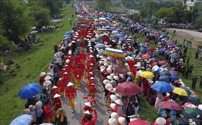 Đoàn sáu ông Hiệu hành quân đi đánh trận. Ảnh: Thành Phương - TTXVN