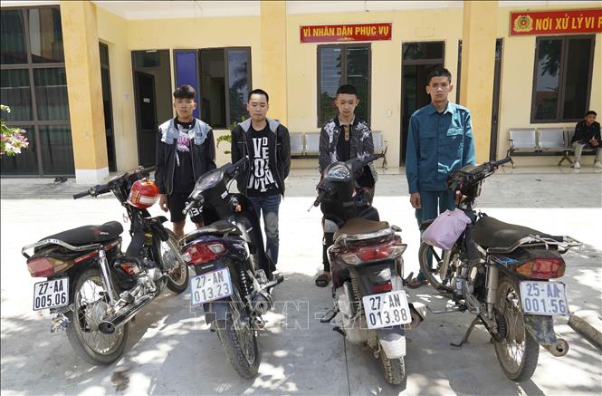 Nhóm thanh niên tại cơ quan công an. Ảnh: TTXVN phát