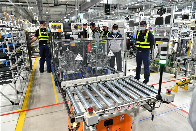 Một nhà máy sản xuất ô tô tại Walbrzych, Ba Lan. Ảnh: PAP/TTXVN