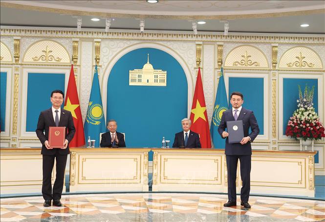 Party General Secretary To Lam and Kazakh President Kassym-Jomart Tokayev witness the signing of a Memorandum of Understanding (MoU) on cooperation between the Ministry of Science and Technology of Vietnam and the Ministry of Digital Development, Innovation and Aerospace Industry of Kazakhstan. VNA Photo: Thống Nhất