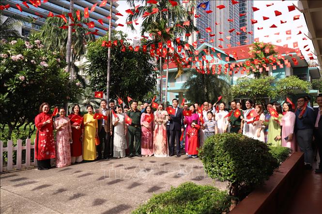 Toàn thể cán bộ, nhân viên Đại sứ quán và các cơ quan hát vang bài hát “Như có Bác trong ngày vui đại thắng”. Ảnh: Huy Tiến - P/v TTXVN tại Thái Lan
