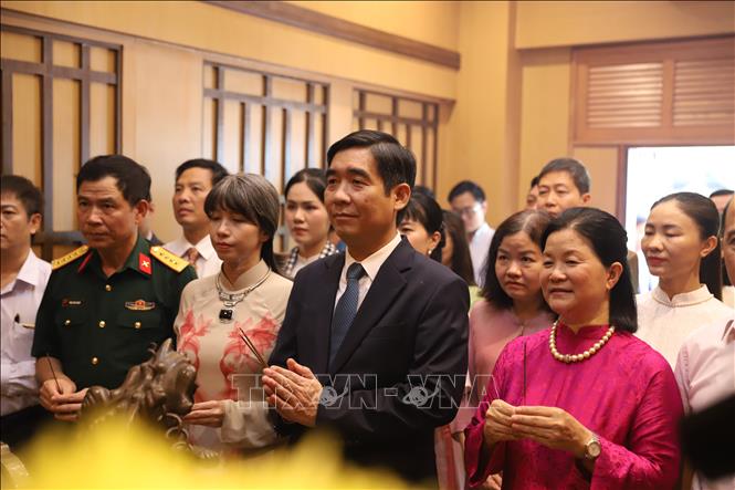 Toàn thể cán bộ, nhân viên Đại sứ quán và các cơ quan dâng hương tưởng nhớ Chủ tịch Hồ Chí Minh. Ảnh: Huy Tiến - P/v TTXVN tại Thái Lan