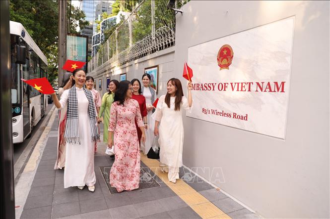 Lan tỏa không khí phấn khởi của đất nước qua triển lãm ảnh bên ngoài khuôn viên Đại sứ quán. Ảnh: Huy Tiến - P/v TTXVN tại Thái Lan