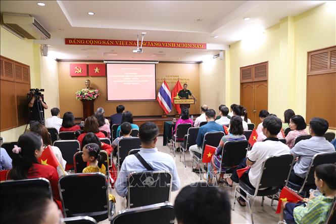 Đồng chí Thượng tá Nguyễn Đình Liêm, Trợ lý Tùy viên quốc phòng tại Thái Lan báo cáo về chiến thắng mùa Xuân năm 1975. Ảnh: Huy Tiến - P/v TTXVN tại Thái Lan
