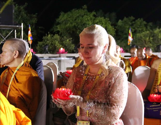 Đêm thắp nến cầu hòa bình thế giới là hành động cộng hưởng giữa đạo và đời, giữa tâm linh và hiện thực. Ảnh: Xuân Khu-TTXVN