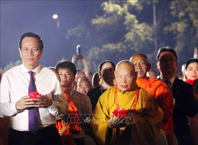 Trưởng lão Hòa thượng Thích Thiện Nhơn, Phó Pháp chủ Hội đồng chứng minh, Chủ tịch Hội đồng Trị sự Trung ương Giáo hội Phật giáo Việt Nam, Chủ tịch Ủy ban Tổ chức Quốc gia Đại lễ Phật đản Liên hợp quốc - Vesak 2025 và Bộ trưởng Dân tộc và Tôn giáo Đào Ngọc Dung dự buổi lễ. Ảnh: Xuân Khu-TTXVN