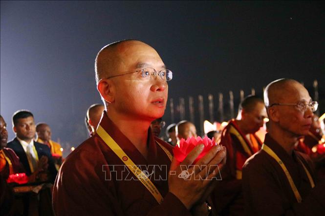 Hàng trăm tăng ni Việt Nam và các đại biểu quốc tế dự Đại lễ Phật đản Liên hợp quốc - Vesak 2025 dự lễ thắp nến cầu nguyện hòa bình. Ảnh: Xuân Khu-TTXVN