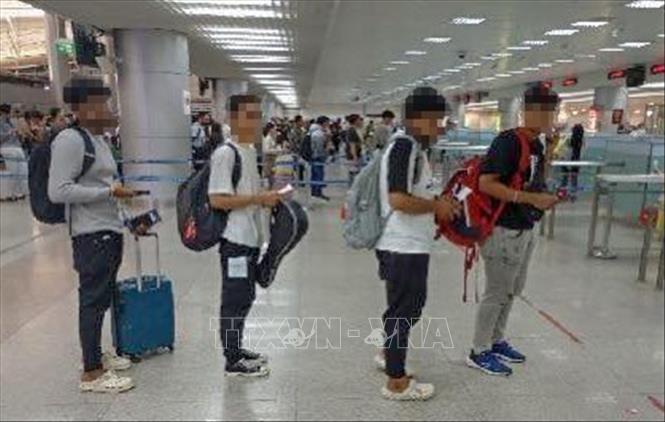 Nhóm du học sinh nước ngoài vi phạm pháp luật tại thành phố Cần Thơ bị trục xuất về nước. Ảnh: TTXVN phát