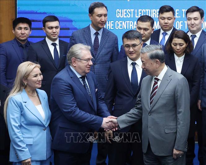 Tổng Bí thư Tô Lâm và lãnh đạo, giảng viên, học viên Học viện Hành chính Công trực thuộc Tổng thống Kazakhstan. Ảnh: Thống Nhất - TTXVN