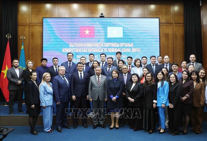 Tổng Bí thư Tô Lâm và lãnh đạo, giảng viên, học viên Học viện Hành chính Công trực thuộc Tổng thống Kazakhstan. Ảnh: Thống Nhất - TTXVN