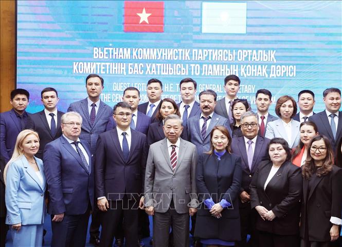 Tổng Bí thư Tô Lâm và lãnh đạo, giảng viên, học viên Học viện Hành chính Công trực thuộc Tổng thống Kazakhstan. Ảnh: Thống Nhất - TTXVN