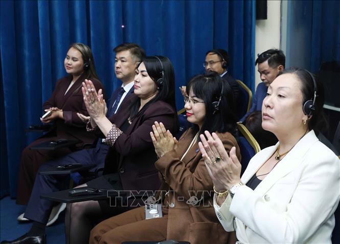 Giảng viên, học viên Học viện Hành chính Công trực thuộc Tổng thống Kazakhstan tham dự buổi phát biểu về chính sách của Tổng Bí thư Tô Lâm. Ảnh: Thống Nhất - TTXVN